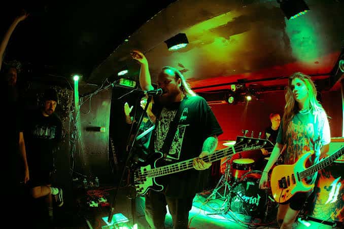Concierto en vivo en The Bear Cave con iluminación de colores