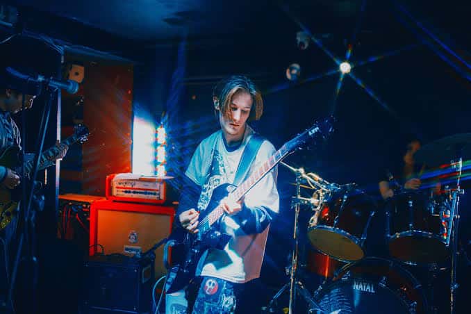 Guitarrista tocando en vivo en The Bear Cave