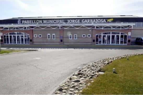 Vista exterior del Pabellón Municipal Jorge Garbajosa con fachada moderna y entrada principal