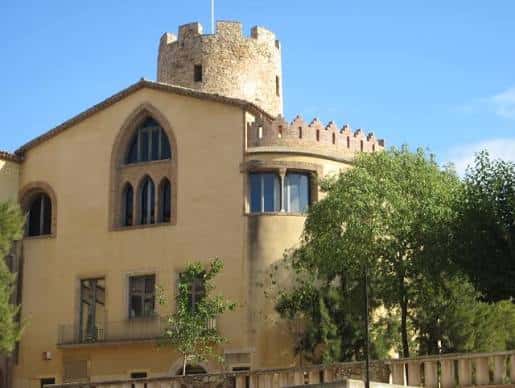 Detalle arquitectónico de la torre y almenas del museo bajo cielo azul