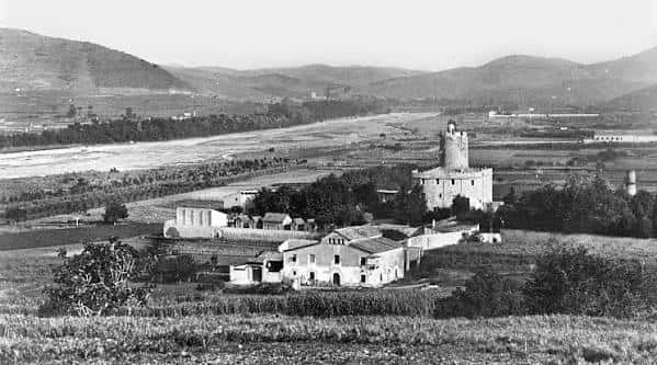 Vista panorámica histórica en blanco y negro del conjunto del museo en su entorno rural