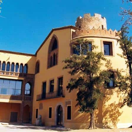 Fachada lateral del museo con árboles y cielo despejado