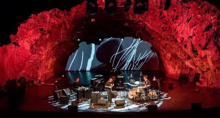 Presentación musical en el interior de la cueva con proyecciones en pantalla