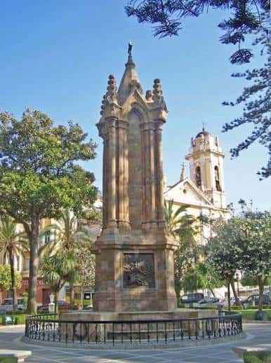 Monumento gótico en el centro de la Plaza de África con la Catedral de la Asunción al fondo