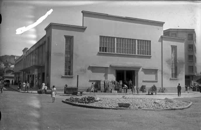 Fachada histórica del Mercado de Abastos en blanco y negro
