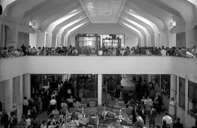 Interior del Mercado de Abastos con público en planta baja y superior