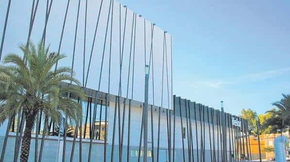 Vista exterior del Auditorio Margarita Lozano con su fachada moderna y palmeras