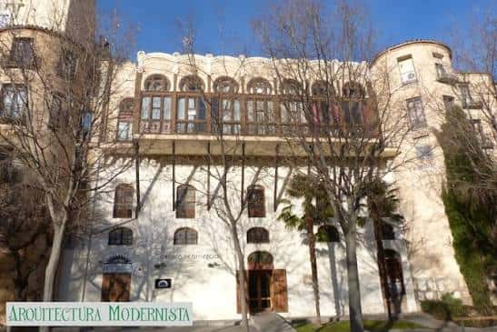 Vista exterior del Casino de la Unión en Segovia con su fachada modernista y balcones ornamentados