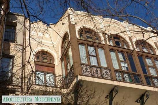 Detalle arquitectónico de la fachada del Casino de la Unión, mostrando ventanas arqueadas y decoración art nouveau