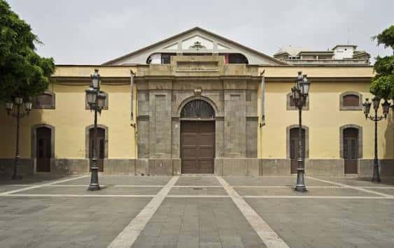 Vista frontal del Centro de Arte La Recova con su fachada amarilla y detalles en piedra