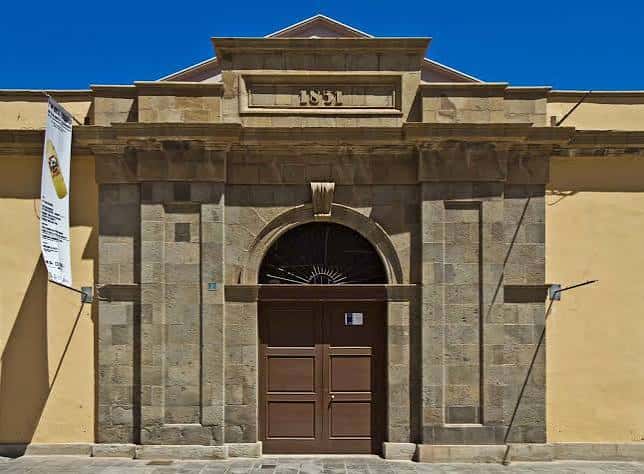 Entrada principal del edificio con el año 1851 visible en la piedra