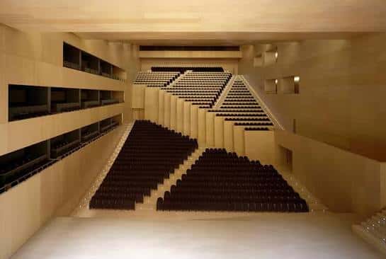 Vista panorámica del interior del auditorio con butacas y balcones laterales