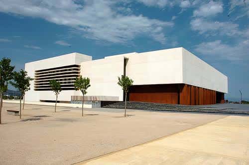 Vista exterior del Auditorio y Palacio de Congresos de Castellón con fachada blanca y cielo azul