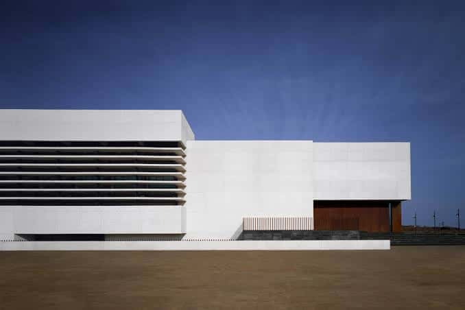Detalle arquitectónico de la fachada del edificio con elementos horizontales y cielo despejado