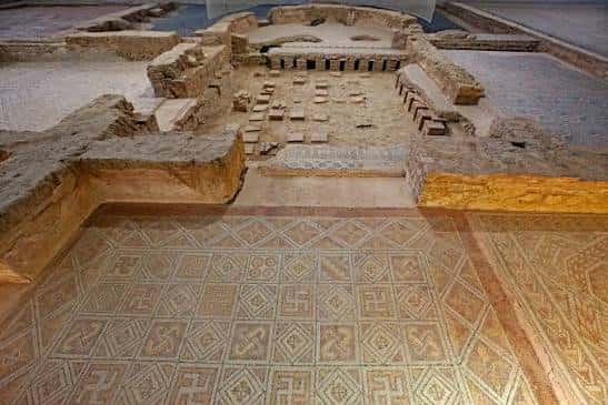 Detalle de los mosaicos geométricos en el suelo de la villa romana