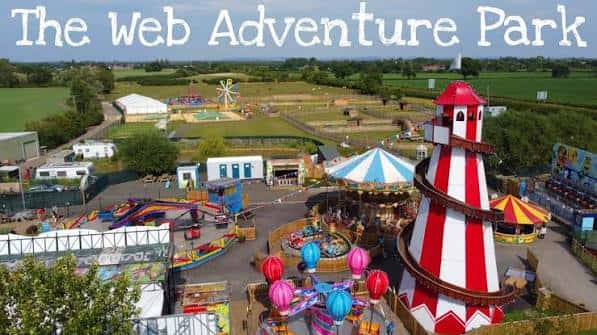 Vista aérea del parque de atracciones con carpa y torre roja