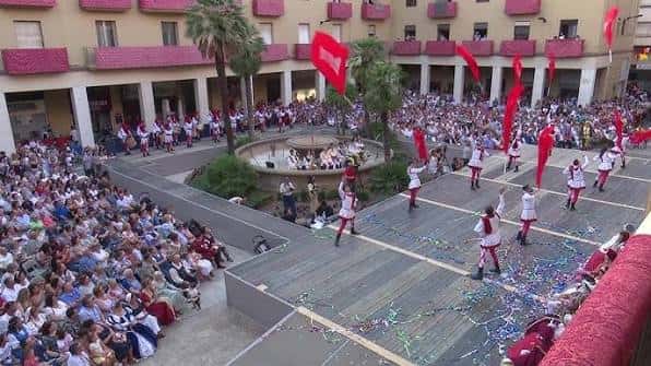 Acto festivo con danzas tradicionales en la plaza de Tortosa