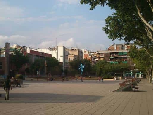 Vista general de la Plaça de la Plana con árboles y bancos