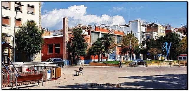 Plaza de la Plana con edificios y escultura azul en el fondo