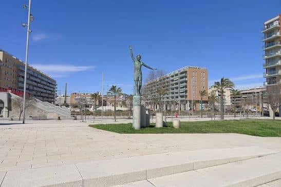 Monumento central en la plaza con cielo despejado