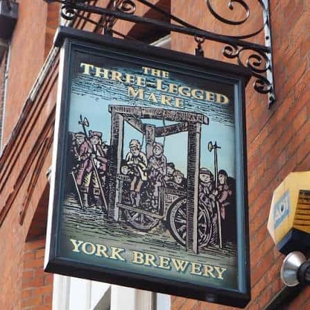 Letrero de The Three Legged Mare con ilustración histórica y logo de York Brewery