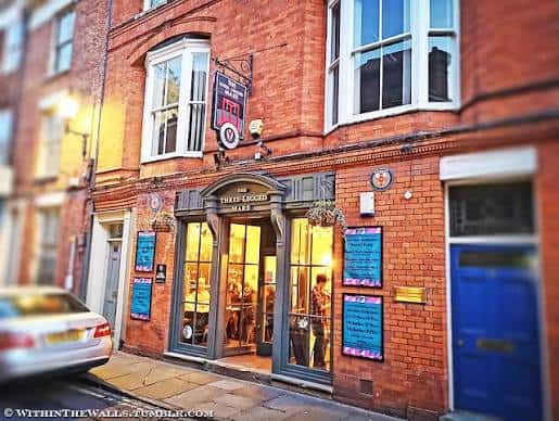 Fachada exterior del pub The Three Legged Mare en York con luces cálidas y ambiente acogedor