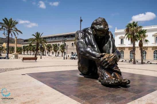 Plaza del Monumento a las Víctimas del Terrorismo con la escultura en primer plano y edificios históricos al fondo