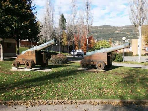 Dos cañones históricos en el césped del parque San Pedro de los Arcos