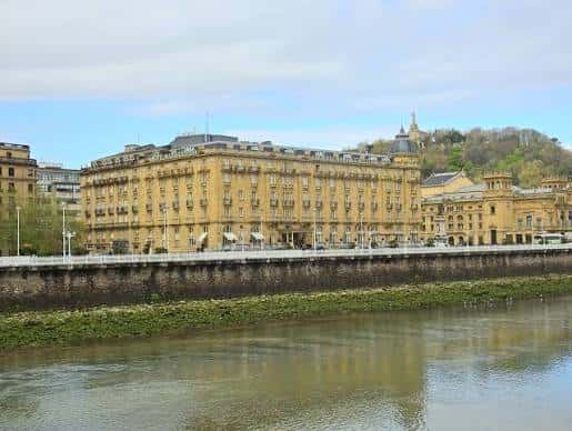 Vista exterior del Hotel María Cristina desde la orilla del río