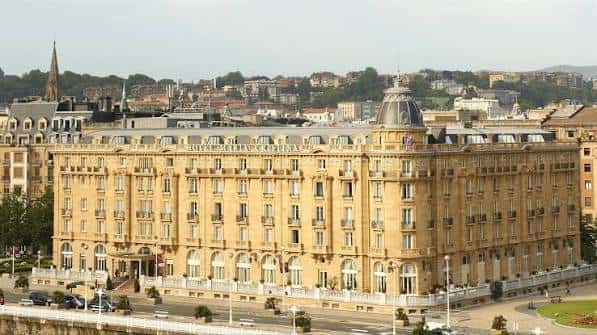 Vista panorámica del edificio del hotel con la ciudad de fondo