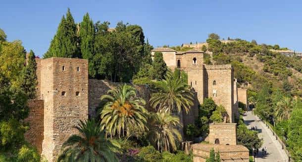 Vista panorámica de la Alcazaba de Málaga con sus murallas y jardines tropicales