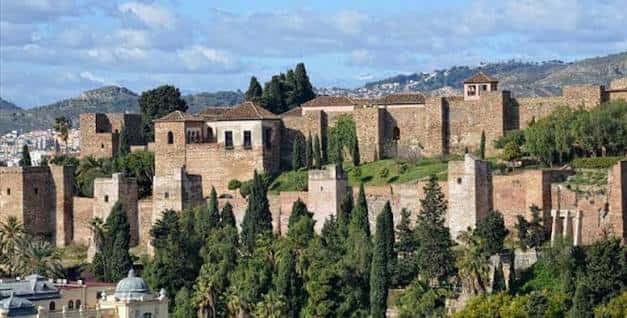 Panorama de la fortaleza árabe sobre la ciudad de Málaga con cielo parcialmente nublado