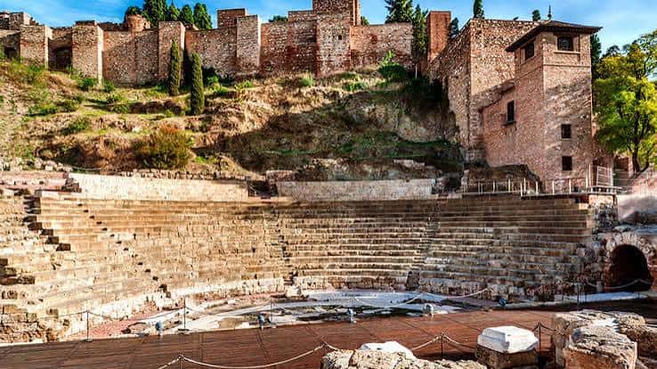 Teatro romano frente a la Alcazaba, mostrando las gradas y la estructura histórica