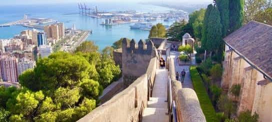 Paseo fortificado del castillo con vistas al puerto marítimo y la costa