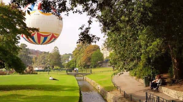 Jardines con globo aerostático y zona de descanso junto al río