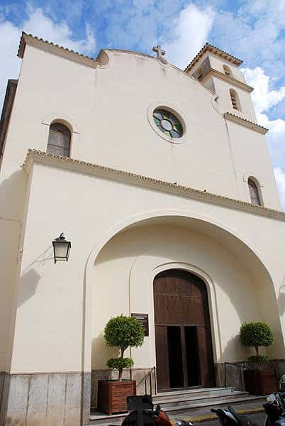 Fachada principal de la Iglesia de Sant Elm con arco de entrada y ventana circular