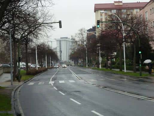 Vista de la Avenida Salvador de Madariaga con tráfico y edificios residenciales