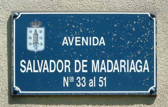 Placa de la Avenida Salvador de Madariaga con escudo de A Coruña