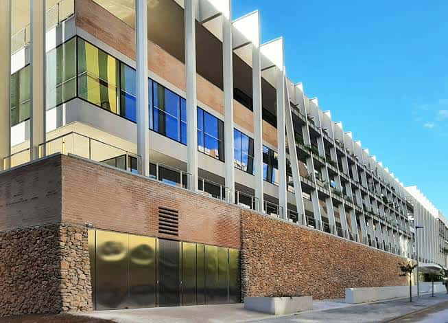Fachada exterior del Centro Cultural de Benidorm con diseño moderno y materiales mixtos