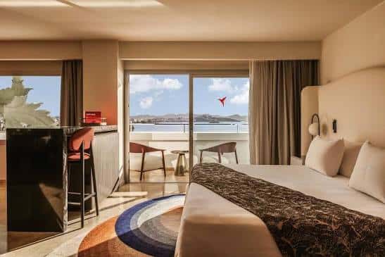 Habitación de lujo con balcón y vistas al mar