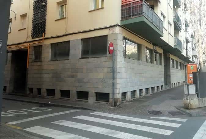 Vista lateral del edificio del local social con entrada y detalles arquitectónicos en piedra