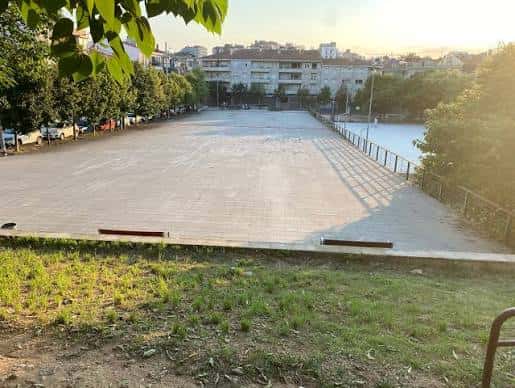 Gran plaza pavimentada en el Parc de Vista Alegre, ideal para eventos al aire libre