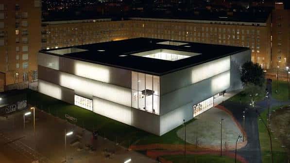 Vista nocturna de la Biblioteca Pública Carles Rahola con fachada iluminada