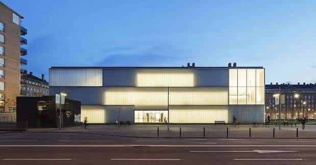 Fachada exterior de la biblioteca al atardecer con iluminación cálida