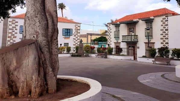 Plaza frente a la Casa Consistorial con árboles y bancos