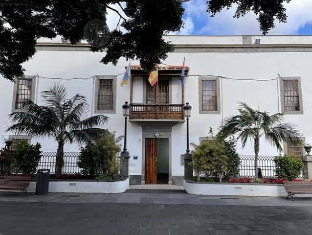 Fachada principal de la Casa Consistorial de Telde con balcones y banderas