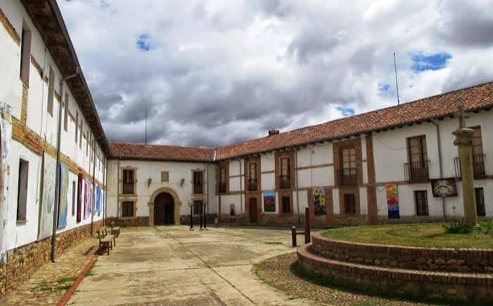 Vista del patio central de la Fundación Merayo con arquitectura tradicional y cielo nublado