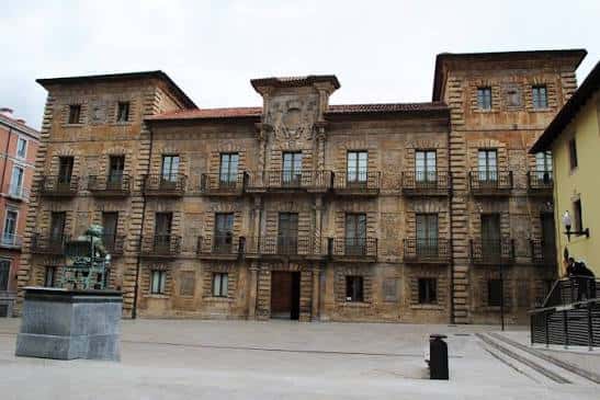 Vista frontal del Palacio de Camposagrado mostrando su fachada principal de piedra con balcones y escudo heráldico