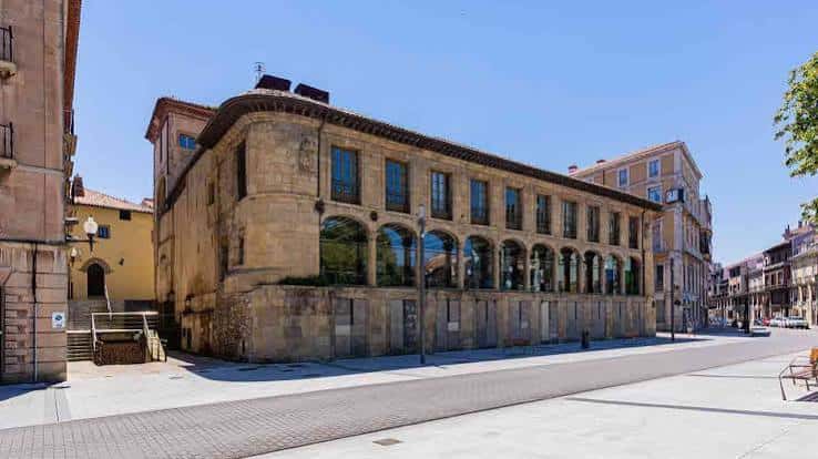 Vista lateral del Palacio de Camposagrado con su galería de arcos y detalles arquitectónicos en un día soleado