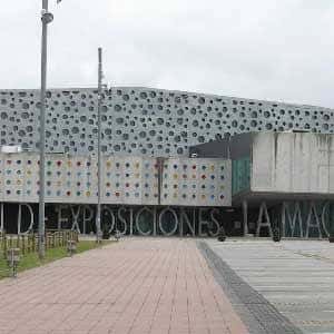 Vista exterior del Pabellón de Exposiciones de La Magdalena con fachada perforada